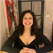 studentessa universitaria di lingue straniere impartisce lezioni di francese per ragazzi delle medie/superiori